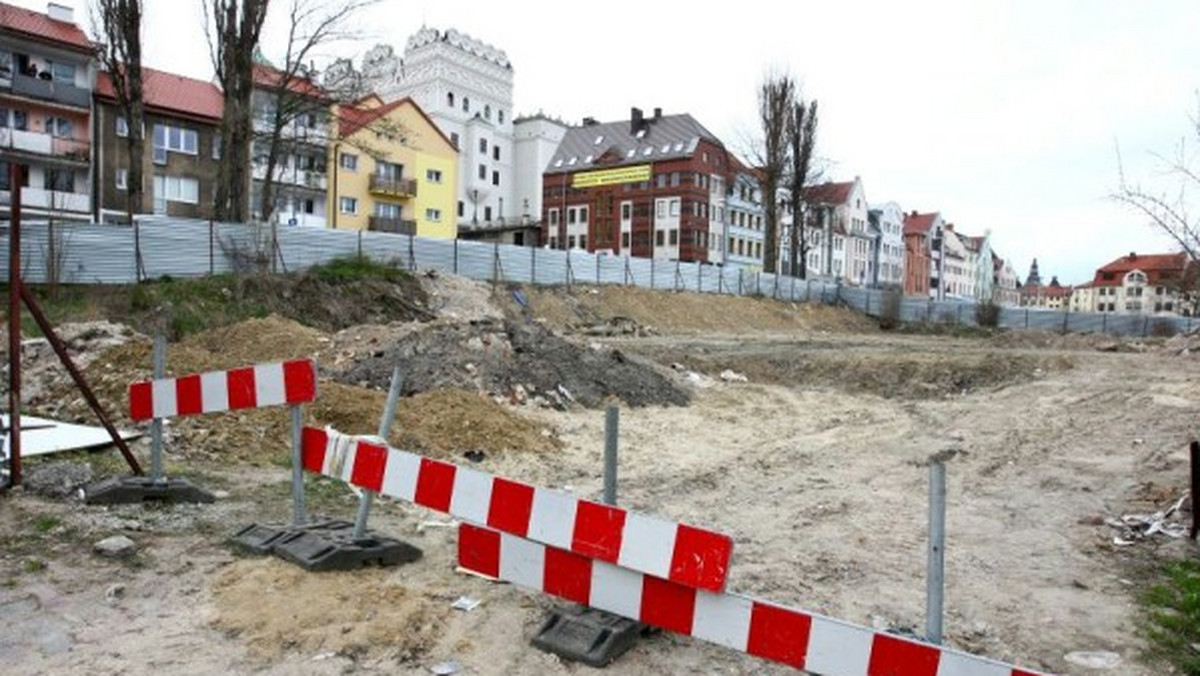 Hotel Arkona przy ul. Panieńskiej w Szczecinie został wyburzony już cztery lata temu. Po naszych interwencjach właściciel nieruchomości, zdecydował się zasypać dziurę. Prace rozpoczęły się, ale zostały przerwane.