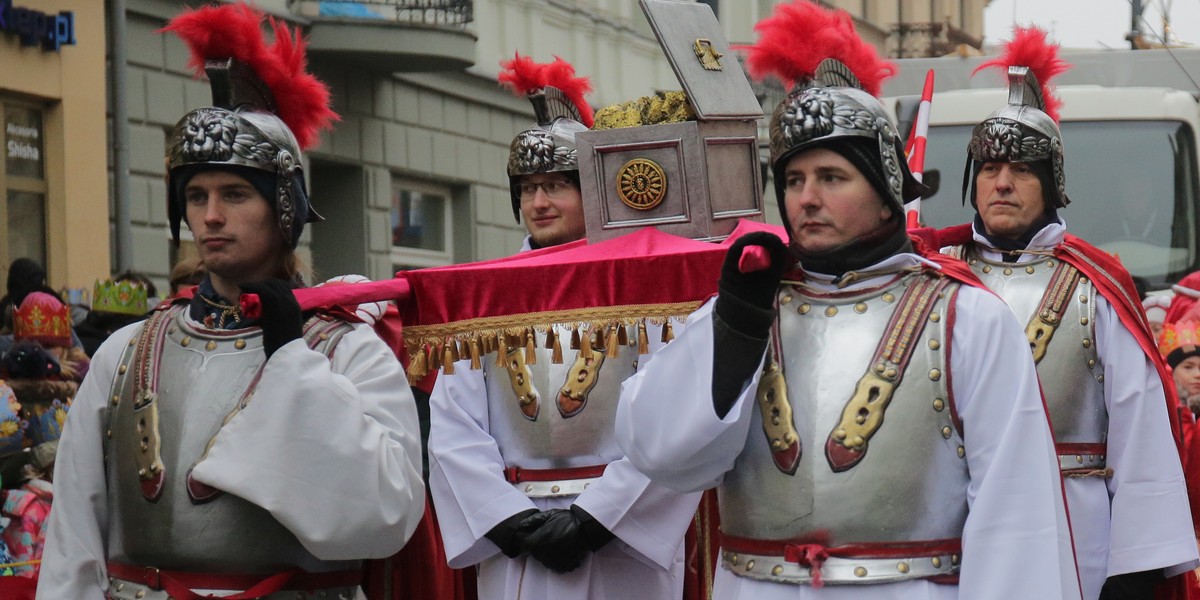 Orszak i bieg w święto Trzech Króli .