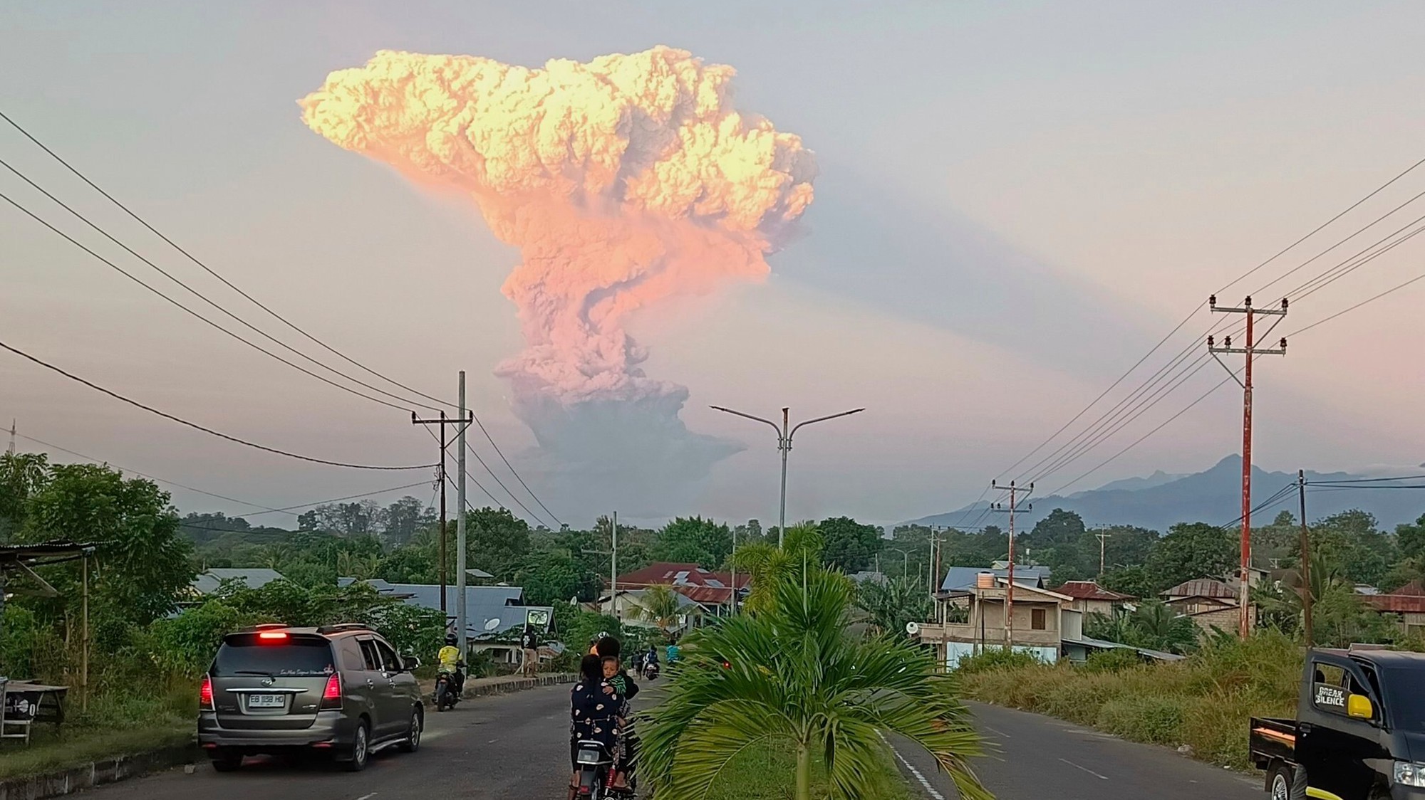 Ľudia sledujú sopku Lewotobi  Laki-Laki počas erupcie.
