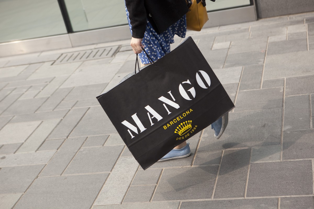 Konsumentka z torbą Mango na ulicach Pekinu