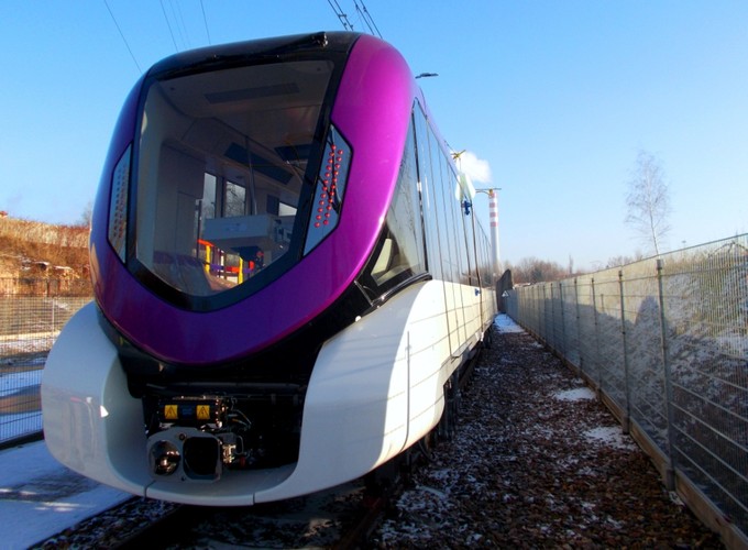 Pociągów dla metra w Rijadzie będzie w sumie 69, a każdy składa się z dwóch wagonów. Mają po 36 metrów długości. W każdym składzie znajduje się klimatyzowana przestrzeń pasażerska trzech kategorii: klasa pierwsza, ekonomiczna i rodzinna (w tym dla kobiet). Takie warunki postawił saudyjski przewoźnik. <br><br> Na zdj. Metro dla Rijadu w Chorzowie