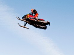 Szalony rekord! Skok na skuterze śnieżnym