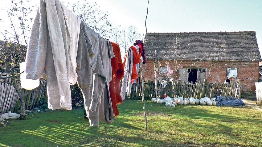 Starije devojčice rade sve kućne poslove