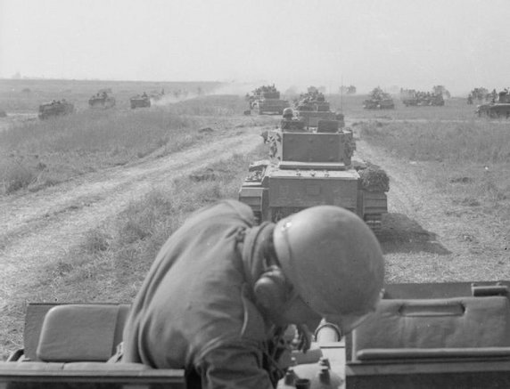 Polacy także mieli swój wkład w powodzenie operacji Overlord. 1 Dywizja Pancerna zmierza w kierunku pozycji wroga w trakcie walk pod Falaise (8 sierpnia 1944, domena publiczna).