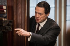 Hugh Grant jako skompromitowany polityk w nowym serialu HBO 'Skandal w angielskim stylu' [FOTO]