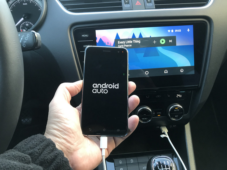 Android Auto sprawdziliśmy m.in. z telefonem Asus ZenFone 3. Sprzęt był szybko rozpoznawany przez radio Skoda Columbus