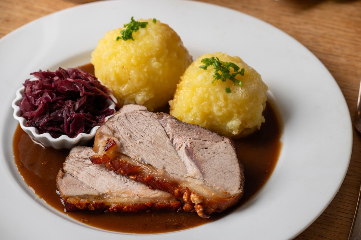 Schab pieczony w mleko jest wyjątkowo soczysty i delikatny