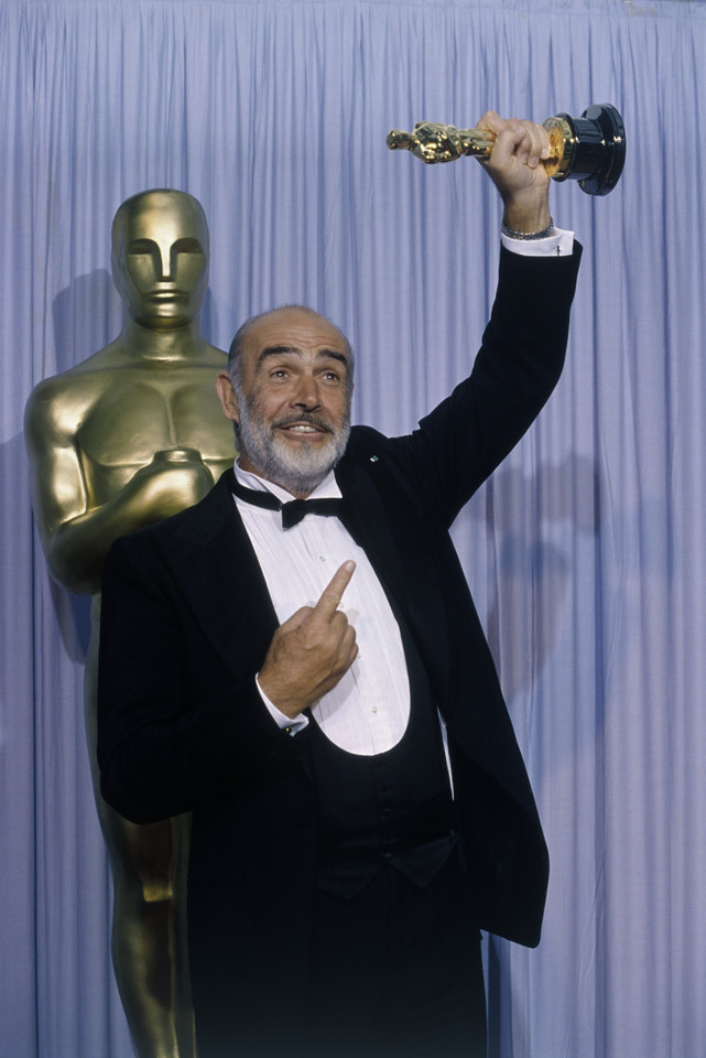 Sean Connery w 1988 roku z Oscarem za rolę w filmie "Nietykalni"