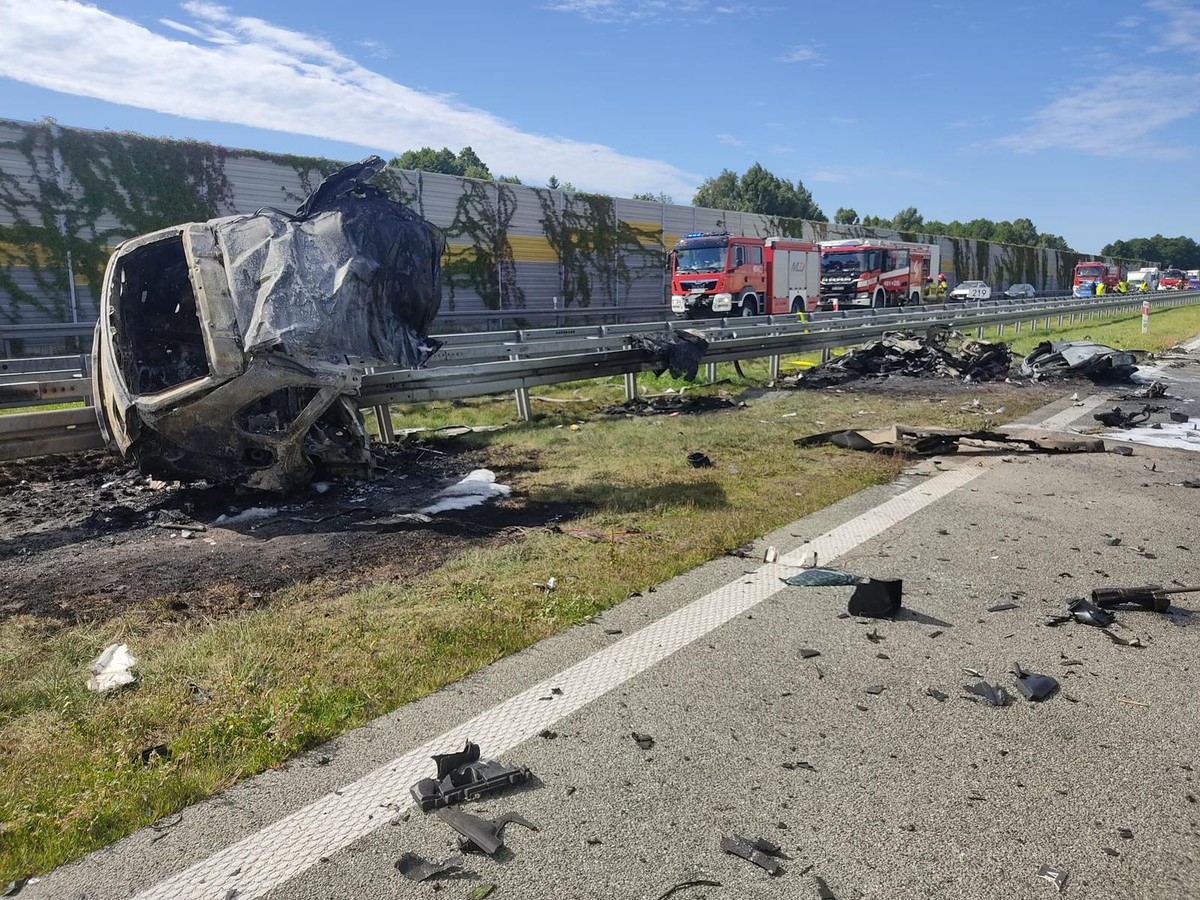 Został tylko tył auta. Droga wygląda jak pobojowisko. Tragedia na S8