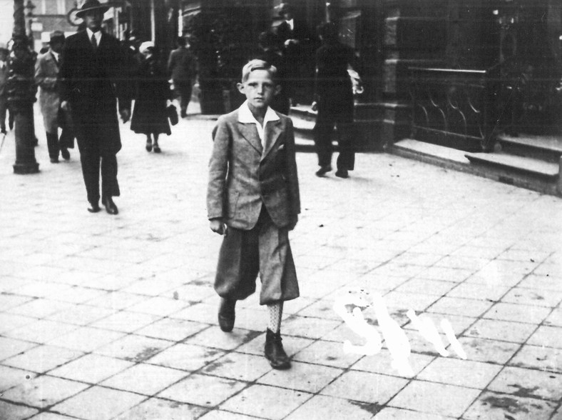 Jedenastoletni Stefan K. pod ratuszem w Toruniu, 1936