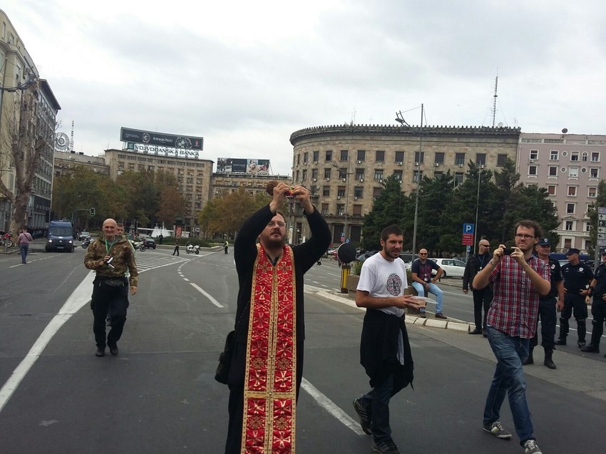 Sveštenik cepa LGBT zastavicu