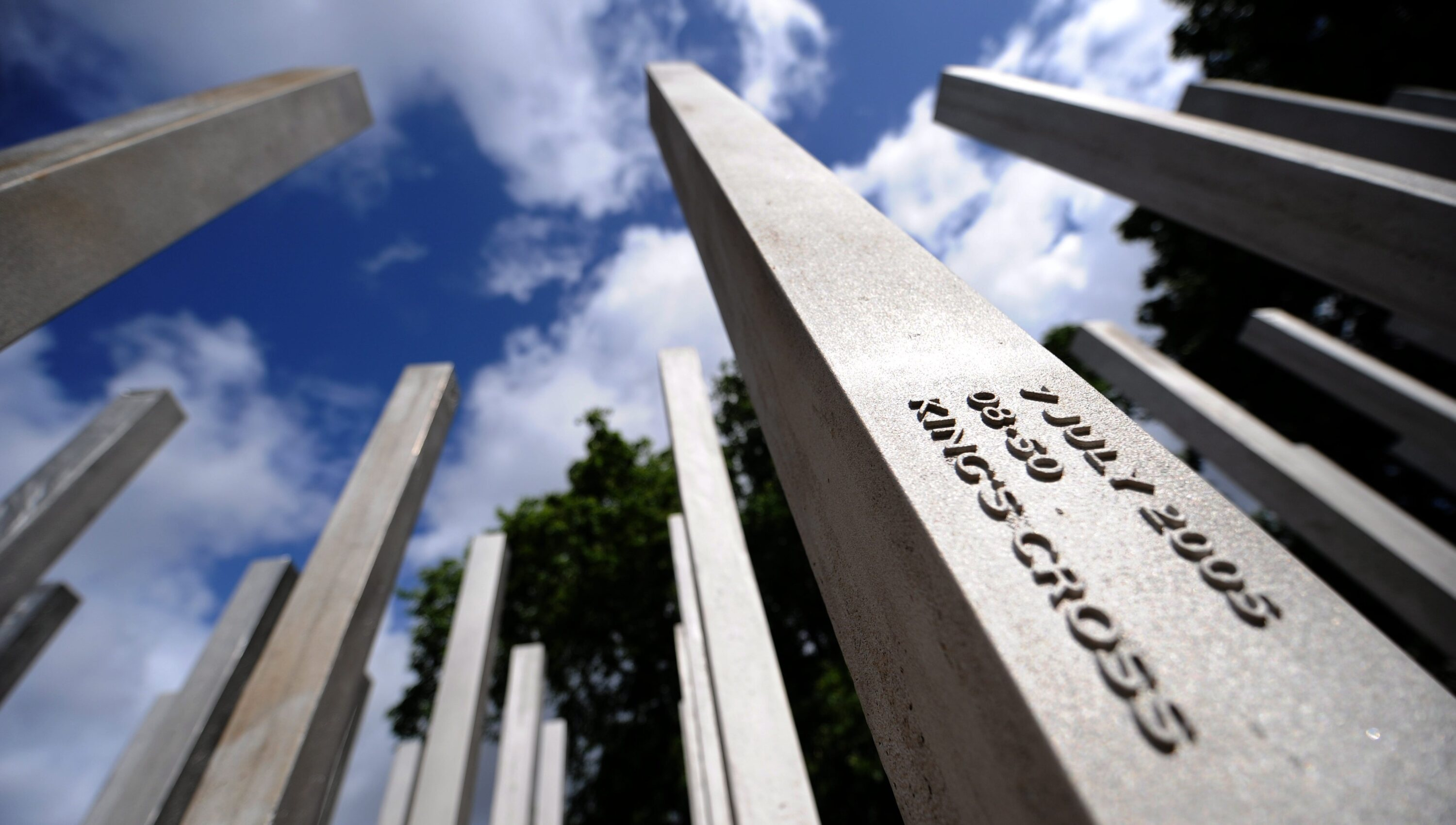 The King of large  Britain condemns the attacks of July 7, 2005