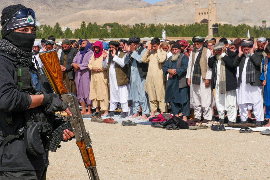 Grupa talibów na straży w Heracie w Afganistanie, 15 marca 2024 r.