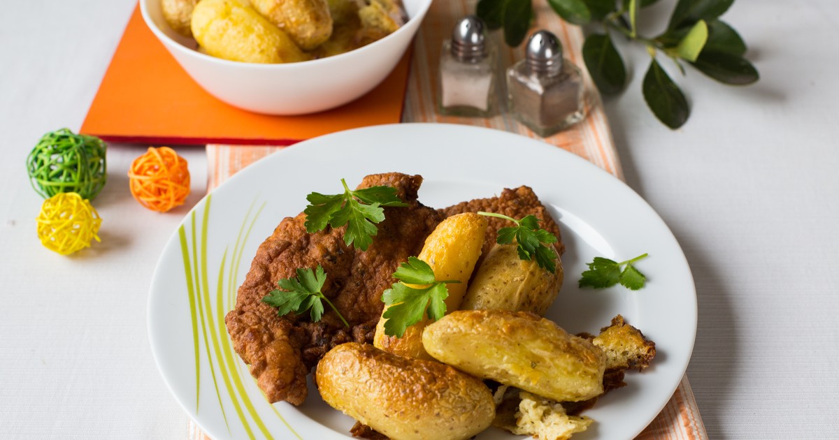 Zöldfűszeres bundás csirkemell tejszínben sült krumplival recept