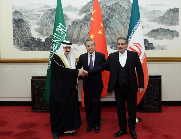 Doradca ds. bezpieczeństwa narodowego Arabii Saudyjskiej Musaid Al Aiban (po lewej), chiński minister spraw zagranicznych Wang Yi oraz Ali Shamkhani, najwyższy urzędnik Iranu ds. bezpieczeństwa pozują do zdjęcia po tym, jak Iran i Arabia Saudyjska zgodziły się na wznowienie dwustronnych stosunków dyplomatycznych