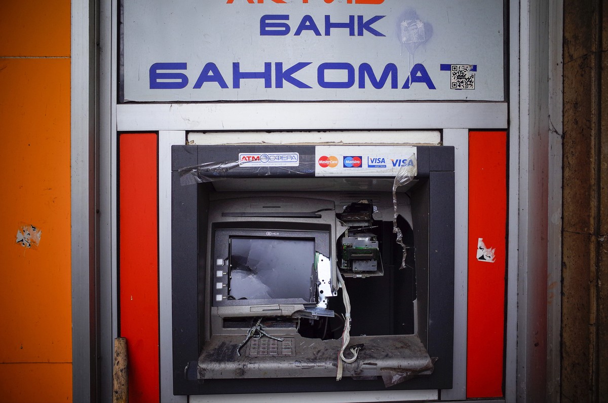Ukraina: zniszczony bankomat na jednej z ulic w Kijowie