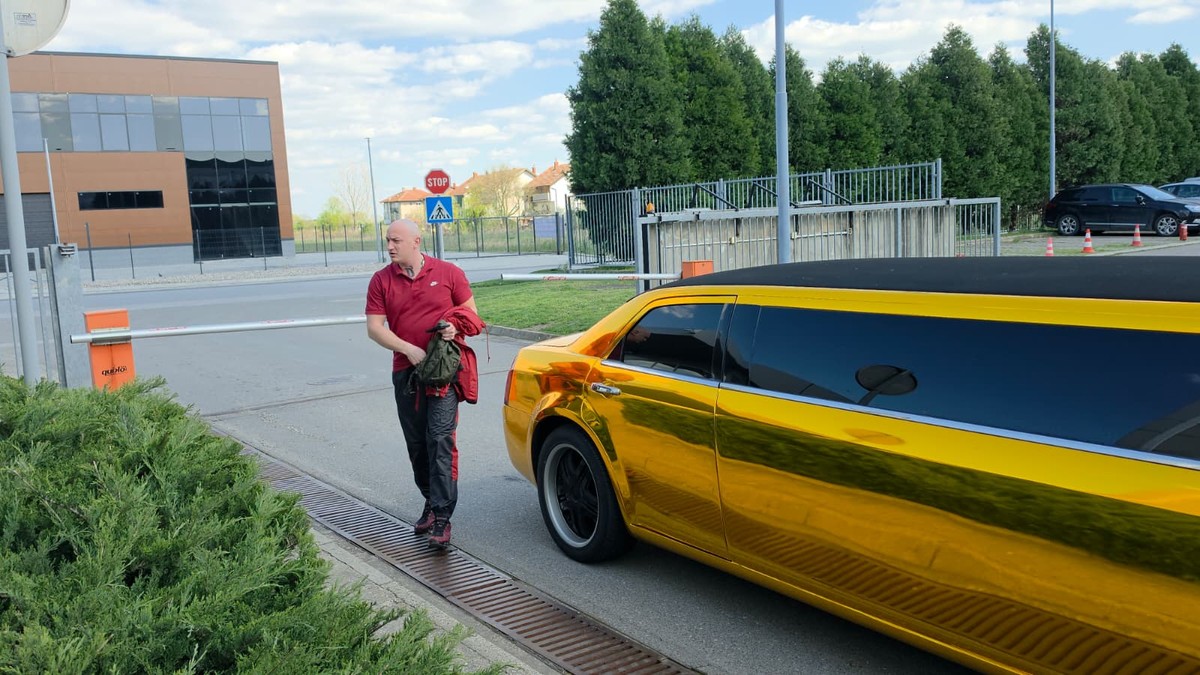 DESINGERICA STIGAO NA SNIMANJE U ZLATNOJ LIMUZINI OD 150.000 EVRA Reper se bahanališe samo tako: 