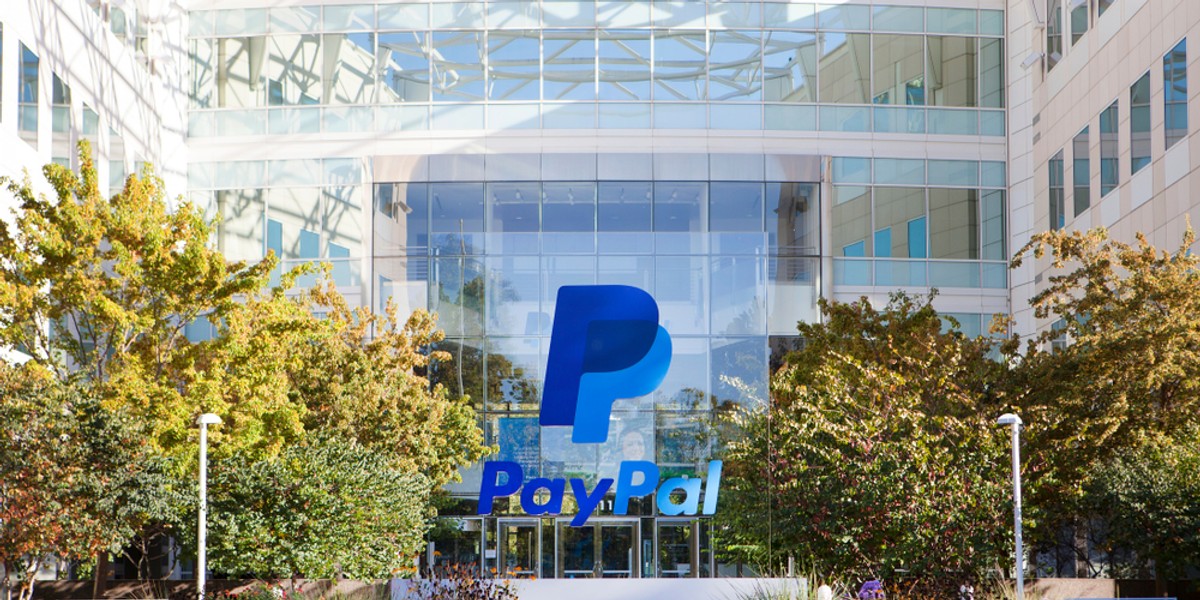 Co to jest PayPal? To system płatności mobilnych obsługiwany za pomocą darmowej aplikacji instalowanej na telefonie. 