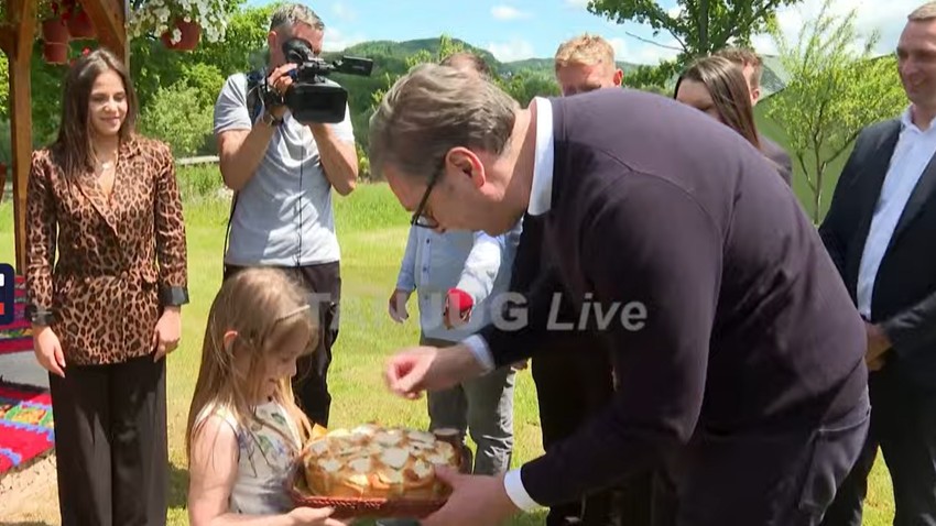 Vučića dočekali građani u Kosjeriću