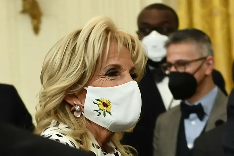 Pierwsza dama USA Jill Biden założyła maskę ze słonecznikiem, narodowym kwiatem Ukrainy, w geście poparcia dla narodu ukraińskiego, podczas uroczystości w Białym Domu 28 lutego 2022 r. Fot. BRENDAN SMIALOWSKI/AFP/East News