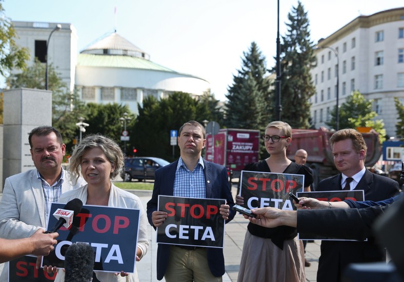 Przewodniczący OPZZ Rolników i Organizacji Rolniczych Sławomir Izdebski (L), Maria Świetlik z Akcji Demokracji, doradca OPZZ Piotr Szumlewicz, Paulina Lota z Instytutu Spraw Obywatelskich i Marin Wojtalik z Instytutu Globalnej Odpowiedzialności podczas konferencji prasowej dotyczącej sprzeciwu wobec tymczasowego wdrożenia umowy CETA