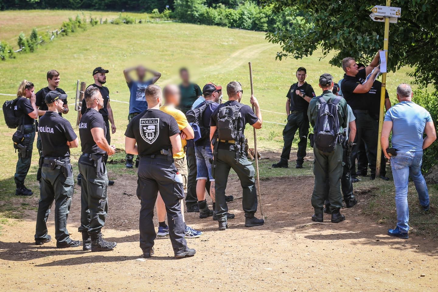 Policajti a hasiči vynakladajú maximálne úsilie, aby nezvestného tínedžera našli.