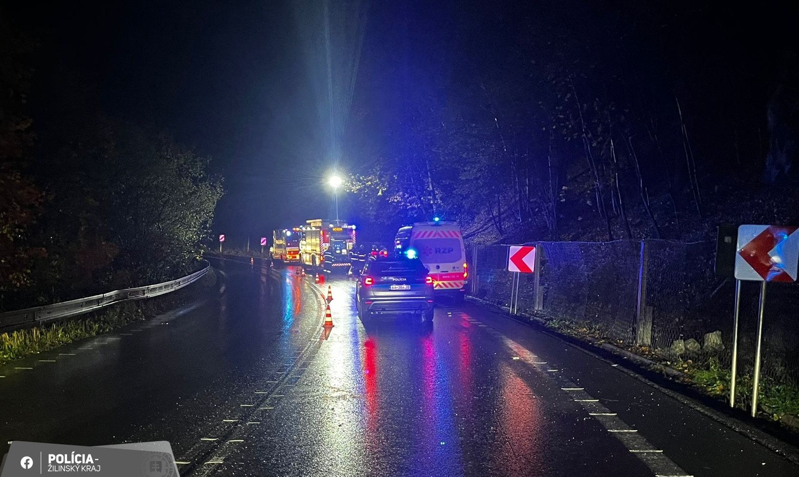 Pri Strečne prešiel vodič s návesom do protismernej časti vozovky, kde došlo k zrážke s protiidúcim autom.