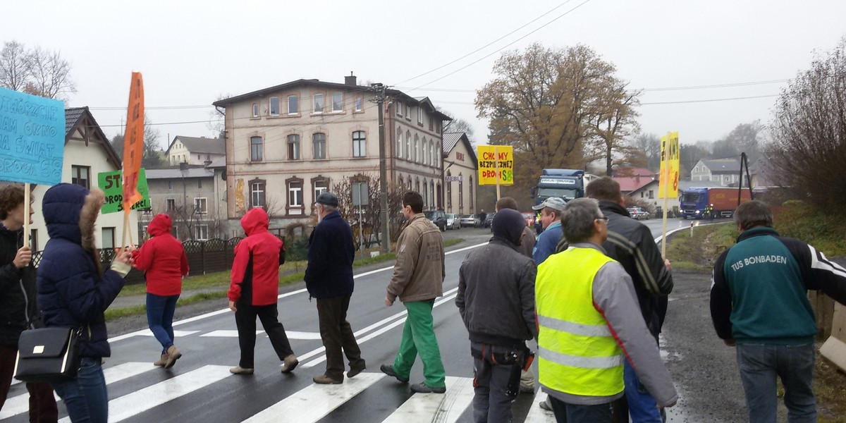 Protest na drodze krajowej nr 8 w Szczytnej. 20 minut po jego zakończeniu zginęła jedna z protestujących.