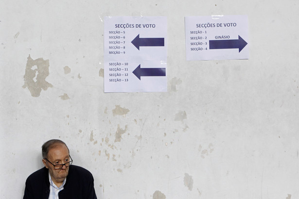 Do niedzielnego popołudnia w Portugalii, w której odbywają się wybory parlamentarne, zanotowano kilkadziesiąt incydentów utrudniających głosowanie, głównie opóźnień w otwieraniu lokali wyborczych oraz bojkotów.