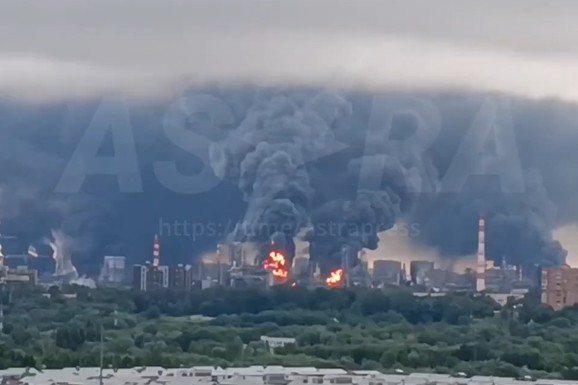 (VIDEO) MOSKVA GORI, CRNO NEBO IZNAD GRADA! Dramatični snimci iz Moskve, grad u KOLAPSU, sve je stalo: Najveći ukrajinski udar za dve godine