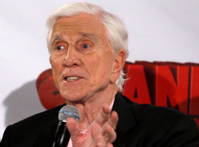 Leslie Nielsen podczas konferencji prasowej w grudniu 2009