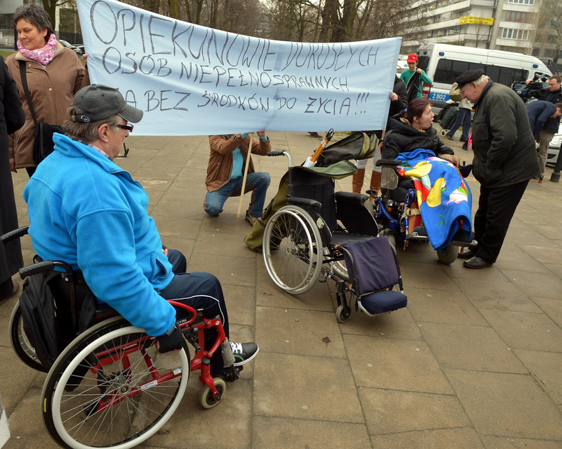 Protest opiekunów dorosłych osób niepełnosprawnych przed Sejmem. Fot. PAP/Radek Pietruszka