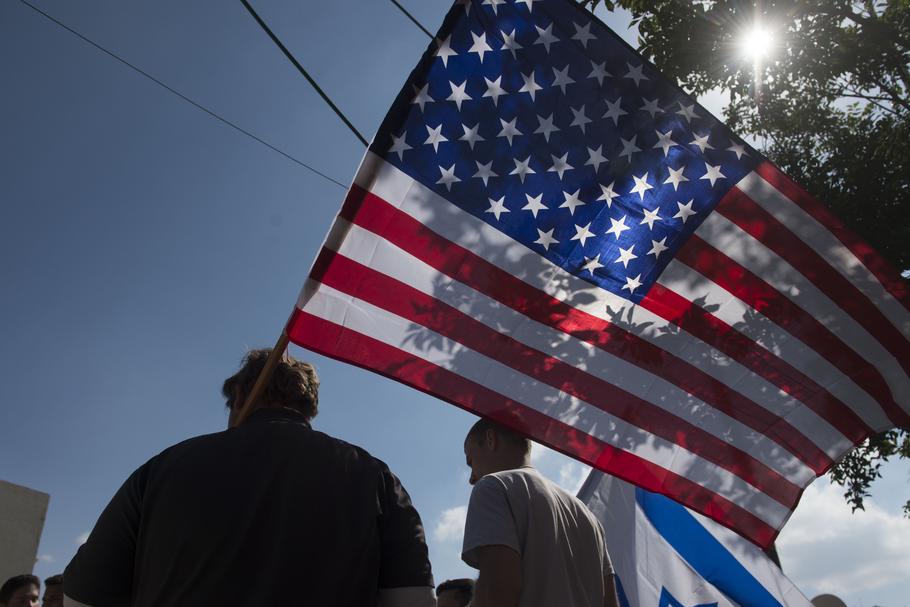 Ambasada USA w Izraelu wysłała w czwartek powiadomienie zakazujące swoim pracownikom podróżowania poza Jerozolimę, Tel Awiw i Beer Shewa oraz wezwała swoich obywateli w kraju do zachowania ostrożności