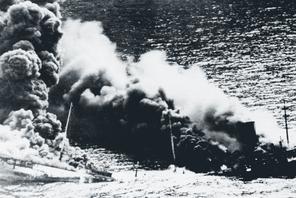 Tonący tankowiec, ofiara ataku U-Boota na Atlantyku, 1942 r.