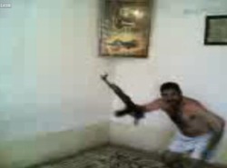 "Seksowny" iracki taniec z kałasznikowem