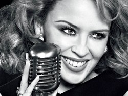 Kylie Minogue obsypana kwiatami – zobacz "Flower"!