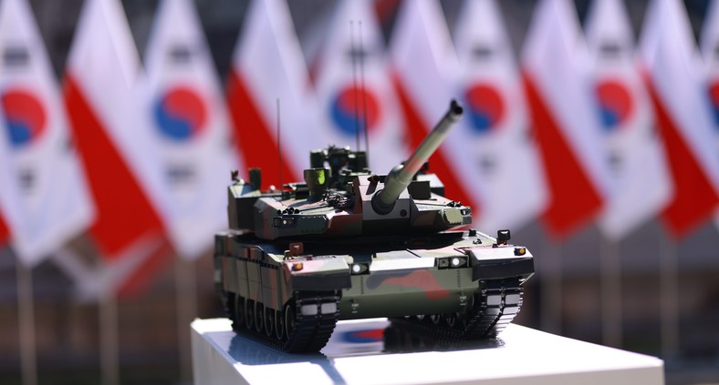 Model czołgu K2. Polska utraciła kompetencje w zakresie budowy nowoczesnych czołgów, samolotów szkolnych czy śmigłowców, które w pewnym stopniu miała jeszcze w latach 90-tych. Dlatego teraz skazani jesteśmy na nabywanie sprzętu wojskowego zpółki.