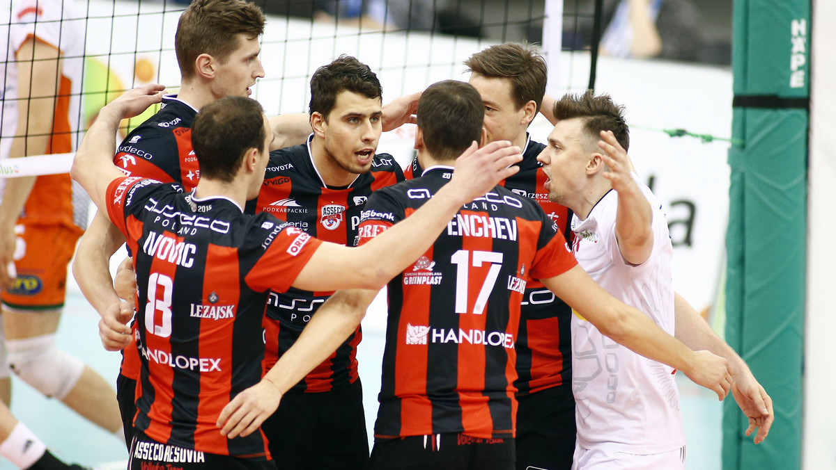 Trzeci mecz finału PlusLigi: Asseco Resovia Rzeszów - Lotos Trefl Gdańsk. Po dwóch meczach rzeszowianie prowadzą 2-0 i dziś mogą zdobyć mistrzostwo Polski. Spotkanie w Hali Podpromie rozpocznie się we wtorek 28 kwietnia o godzinie 20:00.