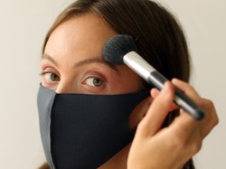 Po pierwsze: nie obciążać dodatkowo cery! Najważniejsze zasady robienia makijażu pod maseczkę