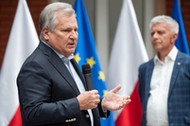 Były prezydent RP Aleksander Kwaśniewski (L) i były prezes Rady Ministrów Marek Belka