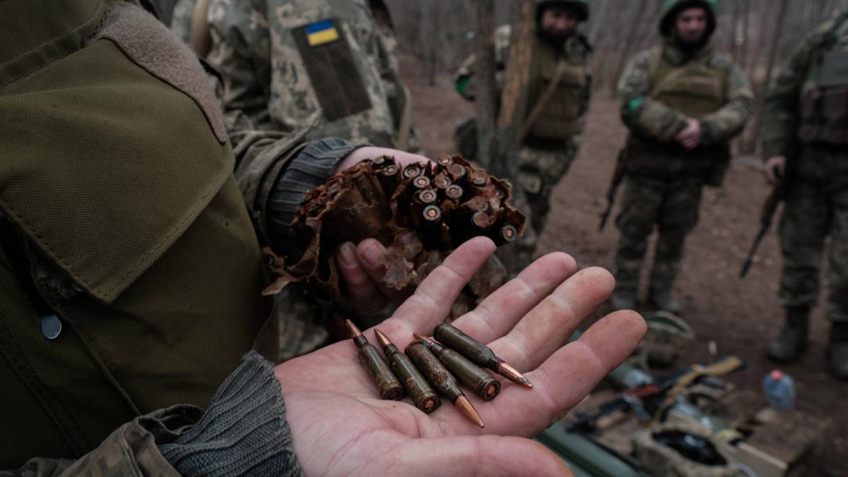 Ukraiński żołnierz pokazuje amunicję podczas szkolenia nowych rekrutów w obwodzie donieckim.