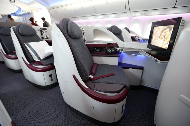 A tutaj wnętrze pierwszej klasy w Boeingu 787, latającym w barwach Qatar Airways...