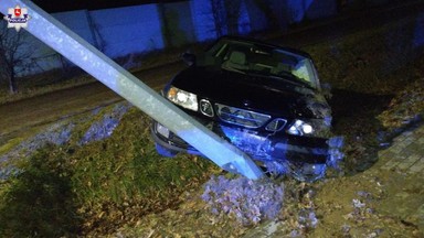 13-latek zabrał samochód matki. Wjechał prosto w słup