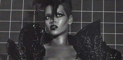 Rihanna topless. FOTO