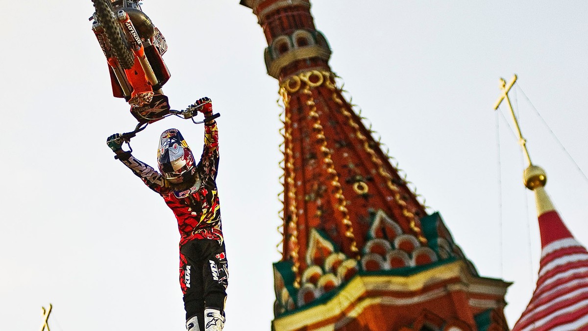 Znana jest już lista lokalizacji tegorocznej serii Red Bull X-Fighters. Kultowe zawody po raz pierwszy zawitają m.in. do Zjednoczonych Emiratów Arabskich i Australii, gdzie we wrześniu odbędzie się finałowa rywalizacja. Wśród oficjalnie potwierdzonych miejsc, w których rozegrane zostaną Red Bull X-Fighters, jest także warszawski Stadion Narodowy, dla którego będzie to pierwsze sportowe wydarzenie rozegrane w jego murach - już 6 sierpnia.