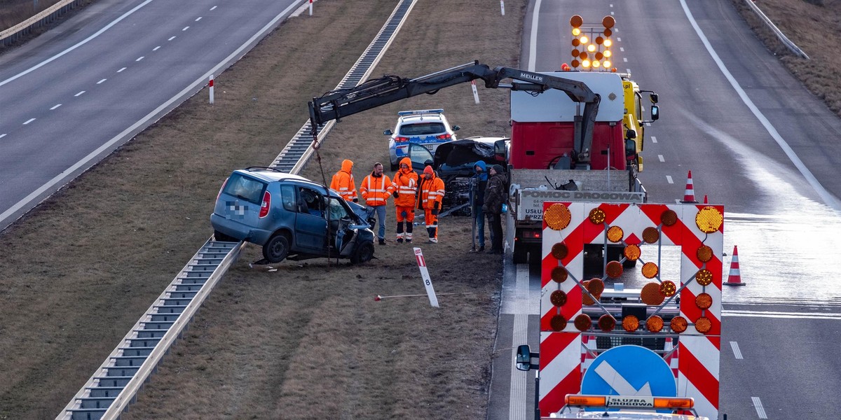 73-latek, który wjechał pod prąd na drogę S5 w stronę Wrocławia, zginął na miejscu. 