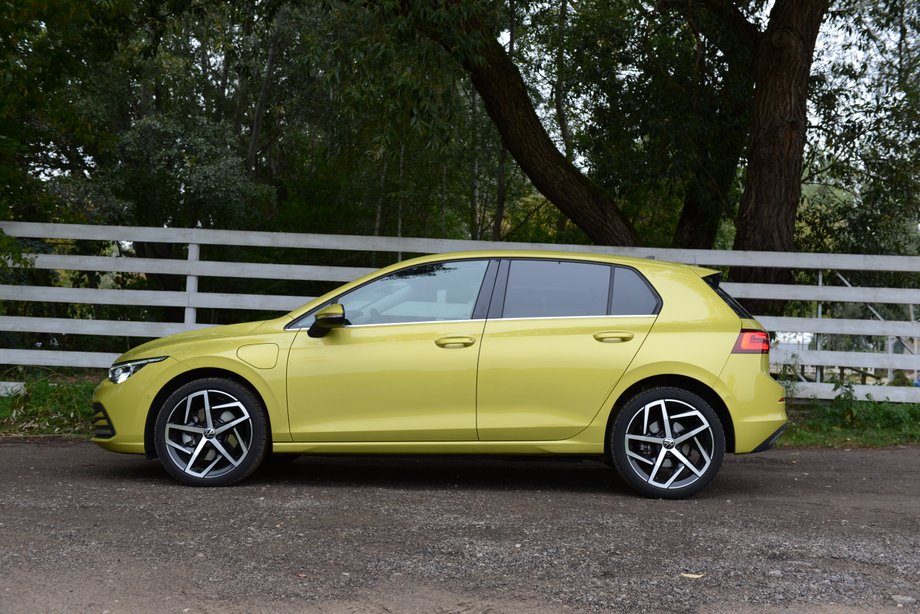 Volkswagen Golf 1.4 TSI eHybrid zachował zarys sylwetki bardzo podobny do tego, który znamy od pierwszej generacji. To klasyczny już kształt kompaktowego hatchbacka.