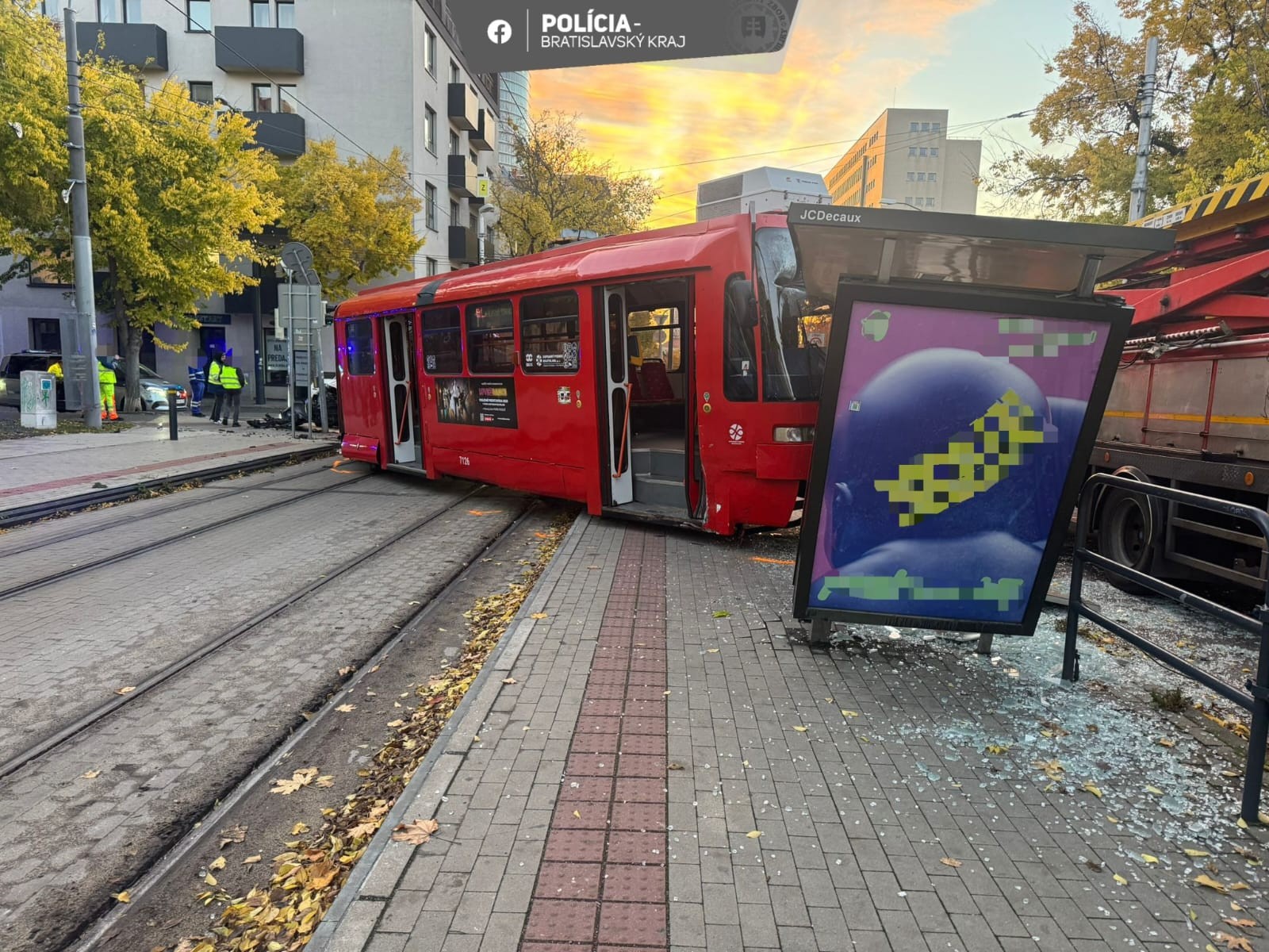 V Bratislave došlo ku kolízii auta s električkou. 