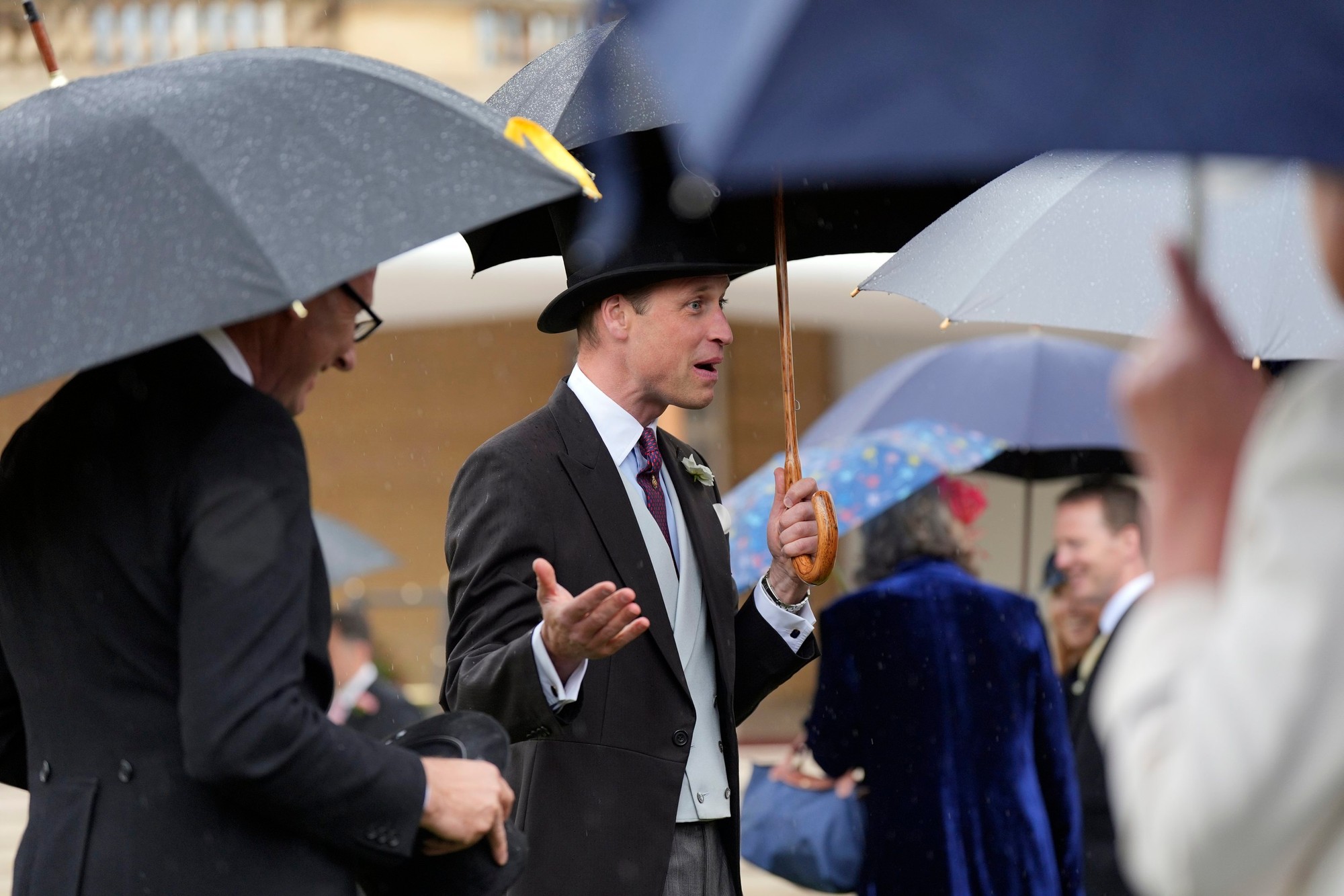 Princ William hostil prvú záhradnú party roku, pomáhali mu sesternice a bratranec.