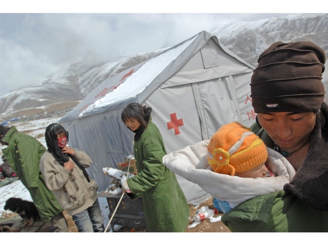 Mieszkańcy Jiegu w Chinach zgłaszają się po pomoc do namiotu medycznego po trzęsieniu ziemi o sile 7.1 stopnia w skali Richtera, jakie nawiedziło region 14 kwietnia 2010. Zginęło ponad 2 tys. ludzi, kilkanaście tysięcy zostało rannych